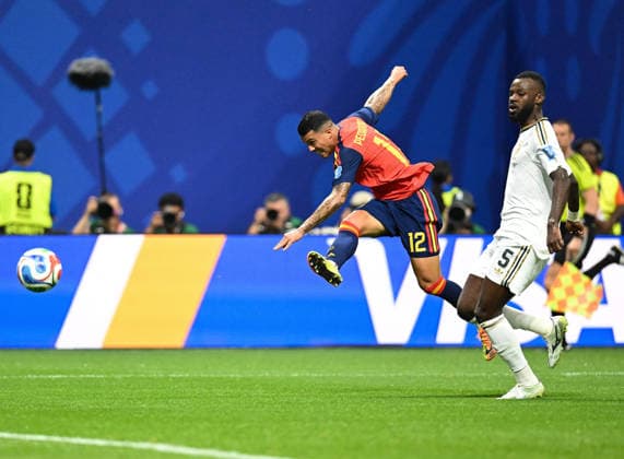 (260622) -- ATLANTA, June 22, 2026 -- Pedro Porro (L) of Spain shoots during the group H match between Spain and Saudi Arabia at the 2026 FIFA World Cup, WM, Weltmeisterschaft, Fussball at Atlanta Stadium in Atlanta, the United States, June 21, 2026. ) (SP)U.S.-ATLANTA-FOOTBALL-FIFA WORLD CUP-GROUP H-ESP VS KSA JuxHuanzong 