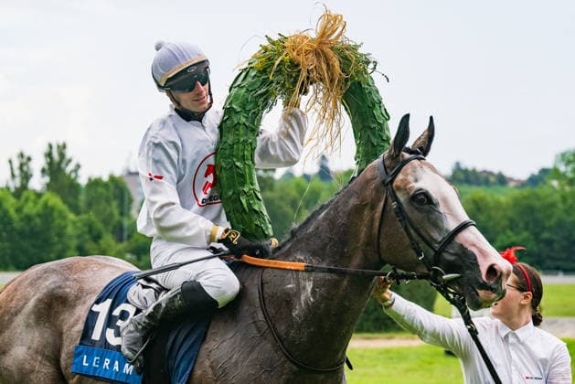 Ceske derby, rovinovy dostih (2400 m, trileti hrebci a klisny, dotace 2,000.000 Kc) - druhy zavod Klasicke trojkoruny, 21. cervna 2026, Praha. Vitez Petr Foret na koni Portal. (CTKxPhoto RomanxVondrous) CTKPhotoP2026062105352  CTKPhotoP2026062105352