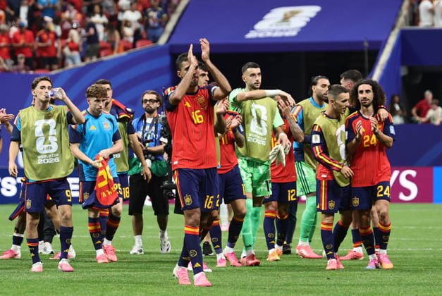 FIFA World Cup, WM, Weltmeisterschaft, Fussball 2026 - Group H - Spain vs Saudi Arabia Rodri (C) and players of Spain applaud to supporters after winning the FIFA World Cup 2026 group stage match Spain against Saudi Arabia, in Atlanta, USA, 21 June 2026. ATLANTA United States  Copyright: xRONALDxWITTEKx