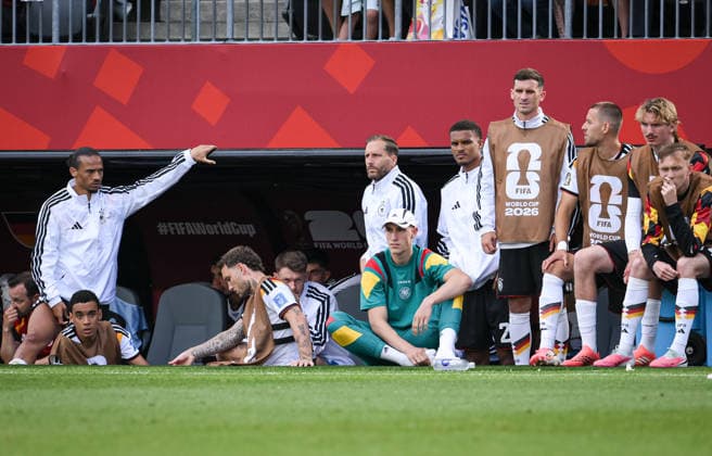 Fussball FIFA WM 2026 Vorrunde Gruppe E in Toronto Deutschland - Elfenbeinkueste 20.06.2026 Deutsche Ersatzbank; Leroy Sane, Jamal Musiala, David Raum, Torwart Alexander Nuebel, Torwart Oliver Baumann, Nico Schlotterbeck, Malik Thiaw, Pascal Gross, Waldemar Anton, Nick Woltemade und Maximilian Beier (v.li.) *** Soccer 2026 FIFA World Cup Group Stage Group E in Toronto