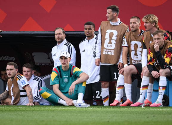 Fussball FIFA WM 2026 Vorrunde Gruppe E in Toronto Deutschland - Elfenbeinkueste 20.06.2026 Deutsche Ersatzbank; David Raum, Torwart Alexander Nuebel, Torwart Oliver Baumann, Nico Schlotterbeck, Malik Thiaw, Pascal Gross, Waldemar Anton, Nick Woltemade und Maximilian Beier (v.li.) *** Soccer 2026 FIFA World Cup Group E Preliminary Round in Toronto