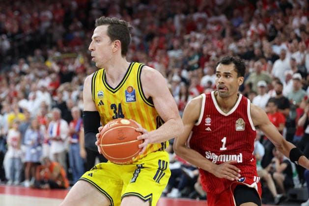 Justin Bean (Alba Berlin, 34) mit Ball mit Oscar da Silva (FC Bayern Basketball, 01), GER, FC Bayern Basketball vs. Alba Berlin, Basketball, easycredit Basketball Bundesliga, Playoffs, Finale, Spiel 5, Saison 2025 2026, 21.06.2026, GER, FC Bayern Basketball vs. Alba Berlin, Basketball, easycredit Basketball Bundesliga, Playoffs, Finale, Spiel 5, Saison 2025 2026, 21.06.2026 Muenchen *** Justin Bean of Alba Berlin, 34, with the ball, alongside Oscar da Silva of FC Bayern Basketball, 01, GER, FC Bayern Basketball vs. Alba Berlin, Basketball, easycredit Basketball Bundesliga, Playoffs, Finals, Game 5, 2025–2026 Season, June 21, 2026, GER, FC Bayern Basketball vs. Alba Berlin, Basketball, easycredit Basketball Bundesliga, Playoffs, Finals, Game 5, 2025–2026 Season, June 21, 2026, Munich,detected_source_language Copyright: xEibner-Pressefoto JennixMaulx EP_JML