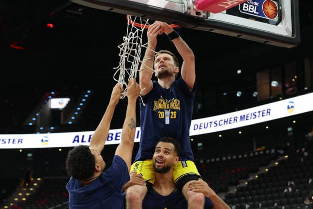 Martin Hermannsson (Alba Berlin, 15) schneidet das Netz vom Korb ab, mit Norris Agbakoko (Alba Berlin, 17) und Michael Rataj (Alba Berlin, 21), GER, FC Bayern Basketball vs. Alba Berlin, Basketball, easycredit Basketball Bundesliga, Playoffs, Finale, Spiel 5, Saison 2025 2026, 21.06.2026, GER, FC Bayern Basketball vs. Alba Berlin, Basketball, easycredit Basketball Bundesliga, Playoffs, Finale, Spiel 5, Saison 2025 2026, 21.06.2026 Muenchen *** Martin Hermannsson (Alba Berlin, 15) cuts the net off the basket, with Norris Agbakoko (Alba Berlin, 17) and Michael Rataj (Alba Berlin, 21), GER, FC Bayern Basketball vs. Alba Berlin, Basketball, easycredit Basketball Bundesliga, Playoffs, Finals, Game 5, 2025–2026 Season, June 21, 2026, GER, FC Bayern Basketball vs. Alba Berlin, Basketball, easycredit Basketball Bundesliga, Playoffs, Finals, Game 5, 2025–2026 Season, June 21, 2026, Munich,detected_source_language Copyright: xEibner-Pressefoto JennixMaulx EP_JML