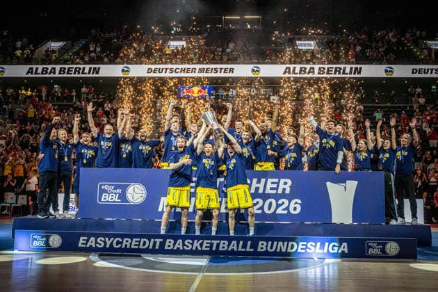 Basketball München 21.06.2026 Saison 2025 2026 EasyCredit BBL 1. Bundesliga Playoffs Finale Spiel 5 Männer, Herren FC Bayern München - Alba Berlin Alba Berlin gewinnt die Deutsche Meisterschaft 2026 Malte Delow (Alba Berlin, No.06) Martin Hermannsson (Alba Berlin, No.15) Jonas Mattisseck (Alba Berlin, No.09) mit Pokal *** Basketball Munich June 21, 2026 2025–2026 Season EasyCredit BBL 1 Bundesliga Playoffs Final Game 5 Mens Division FC Bayern Munich vs. Alba Berlin Alba Berlin wins the 2026 German Championship Malte Delow (Alba Berlin), No. 06 Martin Hermannsson, Alba Berlin; No. 15 Jonas Mattisseck, Alba Berlin; No. 09 holding the trophy,detected_source_language