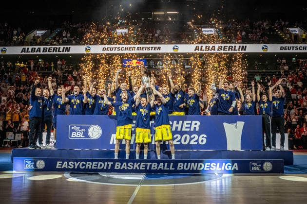 Basketball München 21.06.2026 Saison 2025 2026 EasyCredit BBL 1. Bundesliga Playoffs Finale Spiel 5 Männer, Herren FC Bayern München - Alba Berlin Alba Berlin gewinnt die Deutsche Meisterschaft 2026 Malte Delow (Alba Berlin, No.06) Martin Hermannsson (Alba Berlin, No.15) Jonas Mattisseck (Alba Berlin, No.09) mit Pokal *** Basketball Munich June 21, 2026 2025–2026 Season EasyCredit BBL 1 Bundesliga Playoffs Final Game 5 Mens Division FC Bayern Munich vs. Alba Berlin Alba Berlin wins the 2026 German Championship Malte Delow (Alba Berlin), No. 06 Martin Hermannsson, Alba Berlin; No. 15 Jonas Mattisseck, Alba Berlin; No. 09 holding the trophy,detected_source_language