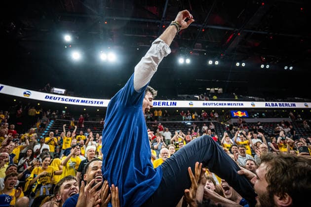 Basketball München 21.06.2026 Saison 2025 2026 EasyCredit BBL 1. Bundesliga Playoffs Finale Spiel 5 Männer, Herren FC Bayern München - Alba Berlin Alba Berlin gewinnt die Deutsche Meisterschaft 2026 Pedro Calles (Alba Berlin, Trainer) *** Basketball Munich June 21, 2026 2025–2026 Season EasyCredit BBL 1 Bundesliga Playoffs Finals Game 5 Mens Division, FC Bayern Munich vs. Alba Berlin Alba Berlin Wins the 2026 German Championship Pedro Calles, Alba Berlin Coach,detected_source_language