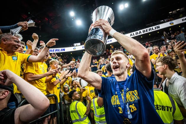 Basketball München 21.06.2026 Saison 2025 2026 EasyCredit BBL 1. Bundesliga Playoffs Finale Spiel 5 Männer, Herren FC Bayern München - Alba Berlin Alba Berlin gewinnt die Deutsche Meisterschaft 2026 Sam Griesel (Alba Berlin, No.05) Fans *** Basketball Munich June 21, 2026 2025–2026 Season EasyCredit BBL 1 Bundesliga Playoffs Final Game 5 Mens Division FC Bayern Munich vs. Alba Berlin Alba Berlin Wins the 2026 German Championship Sam Griesel, Alba Berlin, No. 05 Fans,detected_source_language