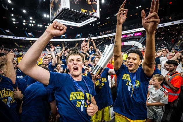 Basketball München 21.06.2026 Saison 2025 2026 EasyCredit BBL 1. Bundesliga Playoffs Finale Spiel 5 Männer, Herren FC Bayern München - Alba Berlin Alba Berlin gewinnt die Deutsche Meisterschaft 2026 Anton Nufer (Alba Berlin, No.20) Michael Rataj (Alba Berlin, No.21) *** Basketball Munich June 21, 2026 2025–2026 Season EasyCredit BBL 1 Bundesliga Playoffs Finals Game 5 Mens Division FC Bayern Munich vs. Alba Berlin Alba Berlin Wins the 2026 German Championship Anton Nufer, Alba Berlin, No. 20 Michael Rataj, Alba Berlin; No. 21,detected_source_language