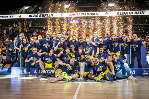 Basketball München 21.06.2026 Saison 2025 2026 EasyCredit BBL 1. Bundesliga Playoffs Finale Spiel 5 Männer, Herren FC Bayern München - Alba Berlin Alba Berlin gewinnt die Deutsche Meisterschaft 2026 Siegerfoto *** Basketball Munich June 21, 2026 2025–2026 Season EasyCredit BBL 1 Bundesliga Playoffs Final Game 5 Mens Division FC Bayern Munich vs. Alba Berlin Alba Berlin Wins the 2026 German Championship Winners Photo,detected_source_language