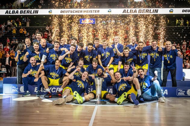 Basketball München 21.06.2026 Saison 2025 2026 EasyCredit BBL 1. Bundesliga Playoffs Finale Spiel 5 Männer, Herren FC Bayern München - Alba Berlin Alba Berlin gewinnt die Deutsche Meisterschaft 2026 Siegerfoto *** Basketball Munich June 21, 2026 2025–2026 Season EasyCredit BBL 1 Bundesliga Playoffs Final Game 5 Mens Division FC Bayern Munich vs. Alba Berlin Alba Berlin Wins the 2026 German Championship Winners Photo,detected_source_language