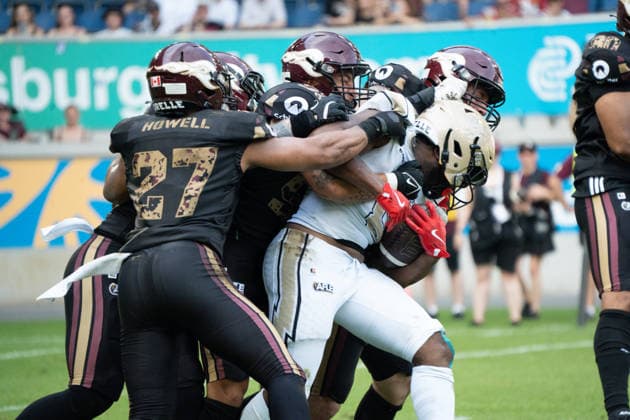 Rhein Fire tries to get the ball from Berlin Thunder Copyright: xFootxBowl MijoxLubecxpacho4kx