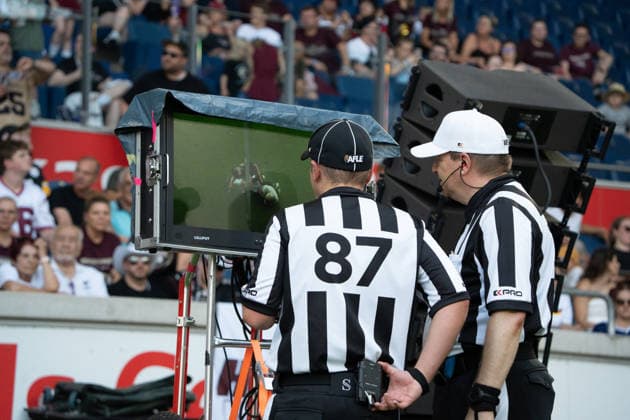 Referees watching the situation on the display Copyright: xFootxBowl MijoxLubecxpacho4kx
