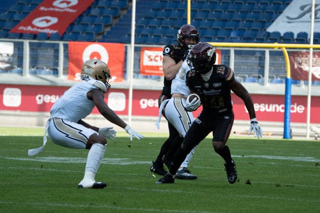 10 Rhein Fire Harlan Kwofie running with the ball for a touchdown Copyright: xFootxBowl MijoxLubecxpacho4kx