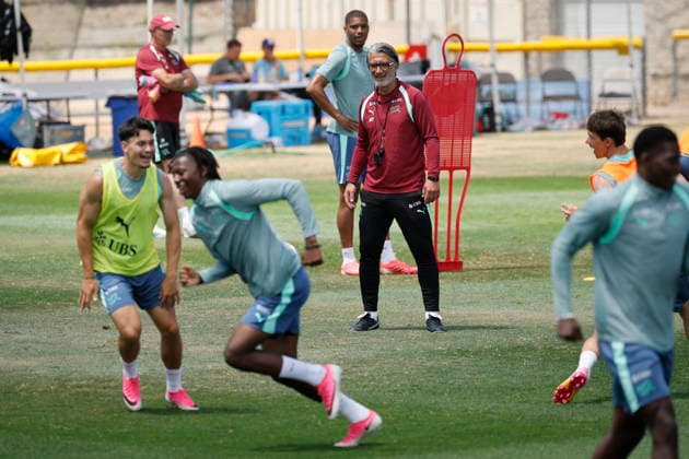 FIFA World Cup, WM, Weltmeisterschaft, Fussball 2026 - Switzerland training Switzerland s national soccer head coach Murat Yakin (C) leads a training session of the team at SDJA in San Diego, California, USA, 21 June 2026. Switzerland will face Canada on 24 June in a FIFA World Cup 2026 group B match. San Diego United States  Copyright: xPETERxKLAUNZERx