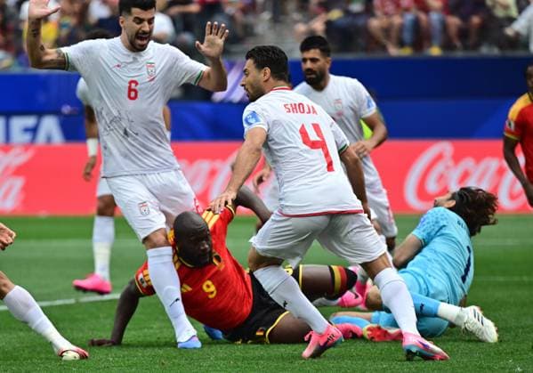 Belgium s Romelu Lukaku commits a fault on Iran s Alireza Beiranvand during a soccer game between Belgian national team, Nationalteam Red Devils and Iran, on Sunday 21 June 2026, at the SoFi stadium in Los Angeles, the second game in the group stage of the FIFA World Cup, WM, Weltmeisterschaft, Fussball 2026 in the United States of America. The Diables Rouges - Rode Duivels were drawn into Group G. DIRKxWAEM  x178647972x