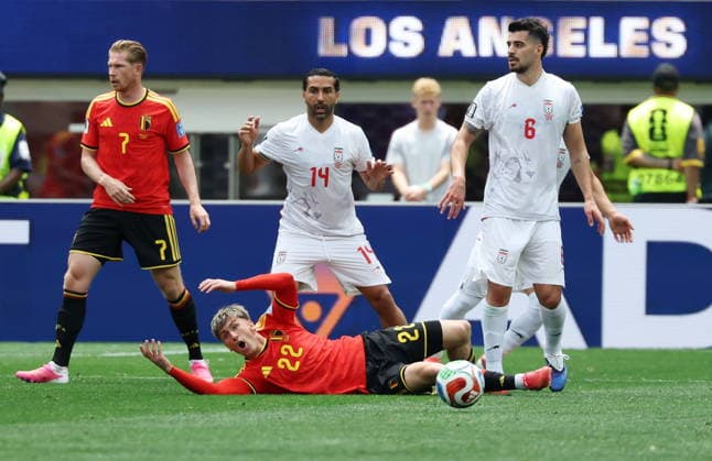Sport Bilder des Tages FIFA World Cup, WM, Weltmeisterschaft, Fussball 2026 - Group G - Belgium vs Iran Alexis Saelemaekers of Belgium (bottom) complains during the FIFA World Cup 2026 group stage match Belgium against Iran, in Los Angeles, USA, 21 June 2026. LOS ANGELES United States  Copyright: xCHRISTOPHERxTORRESx