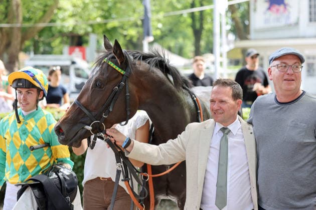 21.06.2026, Dortmund, Nordrhein-Westfalen, GER - Arabia mit Benjamin Marie, Besitzer Oliver Engel (rechts) und Trainer Andreas Suborics nach dem Sieg. Galopprennbahn Dortmund-Wambel. (Pferd, Jockey, Arabia, Marie, Sieg, Besitzer, Trainer, Suborics, Engel) 260621SG909DORTMUND.JPG *** June 21, 2026, Dortmund, North Rhine-Westphalia, GER