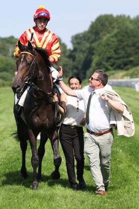 21.06.2026, Dortmund, Nordrhein-Westfalen, GER - Best Lightning mit Benjamin Marie und Trainer Andreas Suborics nach dem Sieg im 37. Preis der Wirtschaft. Galopprennbahn Dortmund-Wambel. (Pferd, Jockey, Best Lightning, Marie, Sieg, Trainer, Suborics) 260621SG924DORTMUND.JPG *** June 21, 2026, Dortmund, North Rhine-Westphalia, GER Best Lightning with Benjamin Marie and trainer Andreas Suborics after winning the 37th Preis der Wirtschaft at the Dortmund-Wambel Racetrack Horse, jockey, Best Lightning, Marie, victory, trainer, Suborics 260621SG924DORTMUND JPG,detected_source_language