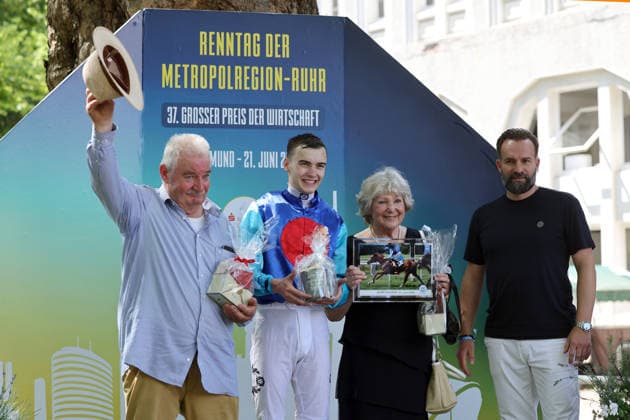 21.06.2026, Dortmund, Nordrhein-Westfalen, GER - Siegerehrung: Quitos mit Leon Wolff gewinnt. Galopprennbahn Dortmund-Wambel. (Siegerehrung, Quitos, Wolff, Sieg) 260621SG999DORTMUND.JPG *** June 21, 2026, Dortmund, North Rhine-Westphalia, GER Award Ceremony