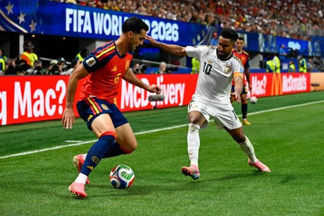 Spain v Saudi Arabia Group H - FIFA World Cup, WM, Weltmeisterschaft, Fussball 2026 ATLANTA, GEORGIA - JUNE 21: Spain s Sergio Busquets ( 5) in action against a Saudi Arabia player during the Group H match of the 2026 FIFA World Cup at Atlanta Stadium, June 21, 2026. ATLANTA United States of America Copyright: x xwalidxibrahimx xJNAxPressx