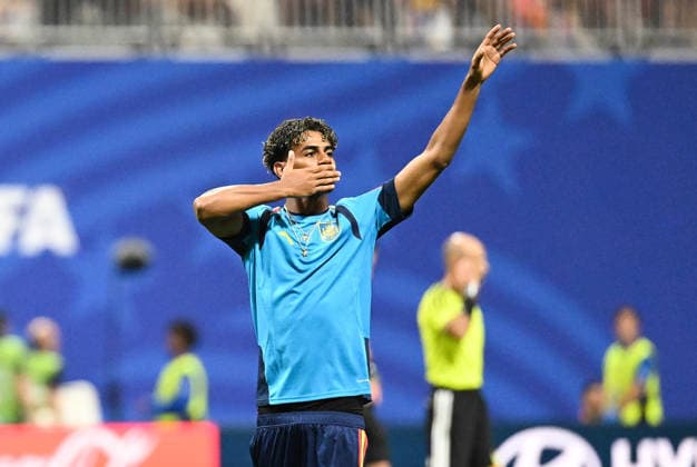 (260622) -- ATLANTA, June 22, 2026 -- Lamine Yamal of Spain greets spectators after the group H match between Spain and Saudi Arabia at the 2026 FIFA World Cup, WM, Weltmeisterschaft, Fussball at Atlanta Stadium in Atlanta, the United States, June 21, 2026. ) (SP)U.S.-ATLANTA-FOOTBALL-FIFA WORLD CUP-GROUP H-ESP VS KSA JuxHuanzong 