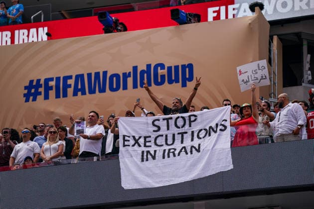 USA: Fußball FIFA World Cup, WM, Weltmeisterschaft, Fussball 2026 Gruppenphase Gruppe G Belgien vs Iran SoFi Stadium (Inglewood, Los Angeles County, Kalifornien): Iranische Regimekritiker und Aktivisten protestieren auf der Tribüne mit einem Banner Stop Executions in Iran gegen Hinrichtungen in der Islamischen Republik. Zuschauer halten weitere Plakate hoch und machen auf die Menschenrechtslage aufmerksam. Iran, Protest, Regimekritik, Opposition, Menschenrechte, Hinrichtungen, Todesstrafe, Islamische Republik, Aktivisten, Banner, Demonstration, Exiliraner, FIFA World Cup, Stadion, Politik. *** USA Soccer 2026 FIFA World Cup Group Stage Group G Belgium vs. Iran SoFi Stadium, Inglewood, Los Angeles County, California Iranian dissidents and activists protest in the stands with a banner reading Stop Executions in Iran against executions in the Islamic Republic Spectators hold up additional posters and draw attention to the human rights situation Iran, protest, criticism of the regime, opposition, human rights, executions, death penalty, Islamic Republic, activists, banner, demonstration, Iranian exiles, FIFA World Cup, stadium, politics,detected_source_language Copyright: xJOERANxSTEINSIEKx