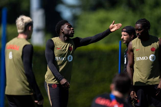 June 21, 2026, Vancouver, Bc, CANADA: Canada s Alphonso Davies speaks to his teammates during a FIFA World Cup, WM, Weltmeisterschaft, Fussball soccer training session, in Vancouver, on Sunday, June 21, 2026. Canada News - June 21, 2026  - ZUMAc35_ 20260621_zaf_c35_060 Copyright: xEthanxCairnsx