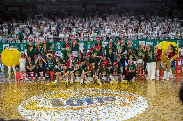 Sport Bilder des Tages Legia Warszawa - Zastal Zeilona Gora 21.06.2026 basketball , Warsaw, League Men , Orlen Basket Liga , OBL, seven, final game (koszykowka, siodmy mecz finalowy) Legia Warszawa - Zastal Zielona Gora image shows: team photo Legia Warszawa team photo win react, trophy, gold medal, first place photo Katarzyna Plewczynska Fotostyk Copyright: xKatarzynaxPlewczynska Fotostykx 20260621IMG_7181