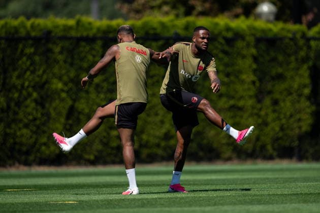 June 21, 2026, Vancouver, Bc, CANADA: Canada s Cyle Larin, right, warms up with Derek Cornelius during a FIFA World Cup, WM, Weltmeisterschaft, Fussball training session, in Vancouver, on Sunday, June 21, 2026. Canada News - June 21, 2026  - ZUMAc35_ 20260621_zaf_c35_062 Copyright: xEthanxCairnsx