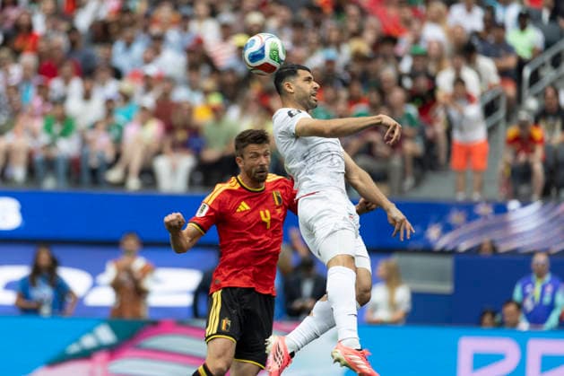 June 21, 2026, Los Angeles, California, USA: IR Iran Mohammad Mohebbi (8) heads the ball against Belgium Brandon Mechele (4) during the FIFA World Cup, WM, Weltmeisterschaft, Fussball Group G soccer match at SoFi Stadium in Inglewood, Calif., Sunday, June 21, 2026. Los Angeles USA - ZUMAc68_ 20260621_zaf_c68_018 Copyright: xRingoxChiux