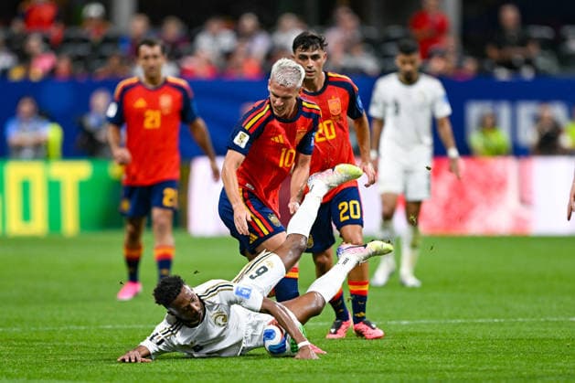 ATLANTA, GA - JUNE 21: Dani Olmo 10 of Spain fouls Nasser al-Dawsari 6 of Saudi Arabia during the FIFA World Cup, WM, Weltmeisterschaft, Fussball 2026 Group H match between Spain and Saudi Arabia on June 21st, 2026 at Atlanta Stadium in Atlanta, GA. (Photo by Rich von Biberstein Icon Sportswire) SOCCER: JUN 21 FIFA World Cup 26 Group H - Spain vs Saudi Arabia EDITORIAL USE ONLY Icon260621072