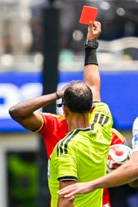 Belgium vs Iran - FIFA World Cup, WM, Weltmeisterschaft, Fussball 2026 LOS ANGELES, USA - JUNE 21 : Darío Herrera, referee of the game giving a red card to Ngoy Nathan of Belgium during the FIFA World Cup 2026 Group G match between Belgium and Iran at the SOFI STADIUM on June 21, 2026 in Los Angeles, USA, 21 06 2026 Los Angeles United States of America  Copyright: xNicoxVereeckenx