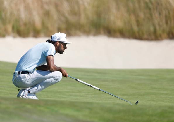 Akshay Bhatia lines up a putt on thee 18th green during the final round of the 126th U.S. Open Golf Championship at Shinnecock Hills Golf Club in Southampton, NY, on Sunday, June 21, 2026.  NYC20260621826 JOHNxANGELILLO