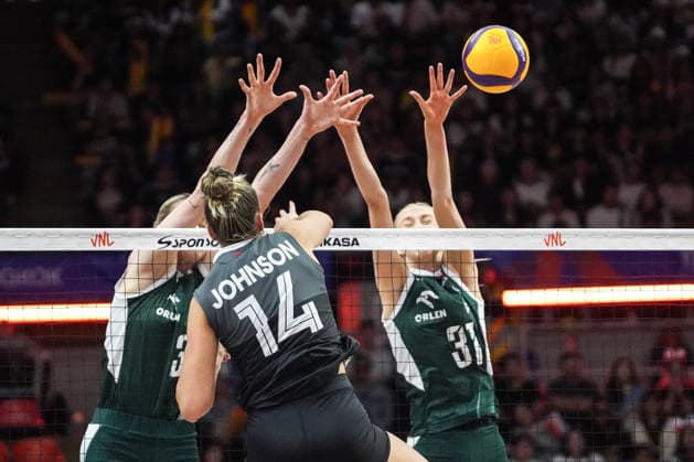 FIVB Women s Nations League 2026. Hilary Howe Johnson of Canada competes against Magdalena Stysiak and Natalia Kecher of Poland during the FIVB Women s Volleyball Nations League match between Poland and Canada in Bangkok, Thailand, on June 21, 2026. Bangkok Bangkok Thailand  Copyright: xAnusakxLaowilasx originalFilename:laowilas-notitle260621_npGC2.jpg