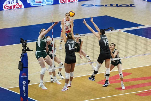 FIVB Women s Nations League 2026. Magdalena Stysiak of Poland competes against Hilary Howe and Emily Maglio of Canada during the FIVB Women s Volleyball Nations League match between Poland and Canada in Bangkok, Thailand, on June 21, 2026. Bangkok Bangkok Thailand  Copyright: xAnusakxLaowilasx originalFilename:laowilas-notitle260621_nprjx.jpg