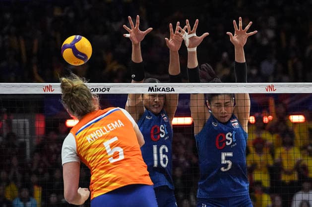 FIVB Women s Nations League 2026. Jolien Knollema of the Netherlands competes against Pimpichaya Kokram and Thatdao Nuekjang of Thailand during the FIVB Women s Volleyball Nations League match between Thailand and the Netherlands in Bangkok, Thailand, on June 21, 2026. Bangkok Bangkok Thailand  Copyright: xAnusakxLaowilasx originalFilename:laowilas-notitle260621_npyTX.jpg