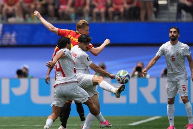 Belgium v IR Iran - FIFA World Cup, WM, Weltmeisterschaft, Fussball 2026 - Group G LOS ANGELES, CALIFORNIA - JUNE 21: Kevin de Bruyne (rear) of Belgium in action against Mehdi Torabi (C) of Iran during the 2026 FIFA World Cup First Stage Group G match between Belgium and IR Iran at the Los Angeles Stadium (SoFi Stadium) in Inglewood, California, United States on June 21, 2026. Tayfun Coskun Anadolu California United States. Editorial use only. Please get in touch for any other usage.  Copyright: x2026xAnadoluxTayfunxCoskunx