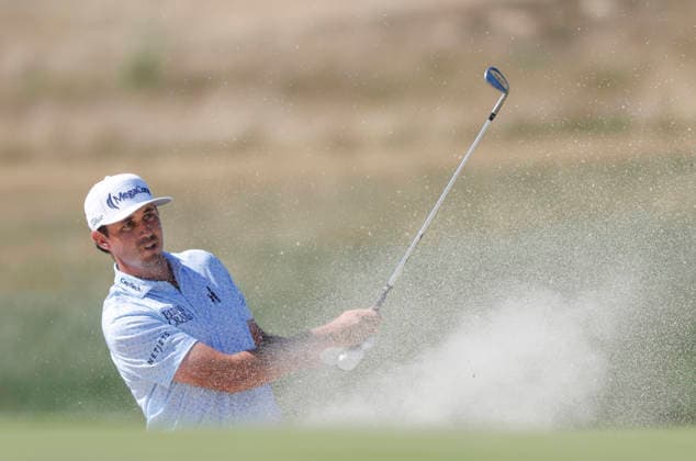 J.T. Poston hits out of a bunker to the 18th green during the final round of the 126th U.S. Open Golf Championship at Shinnecock Hills Golf Club in Southampton, NY, on Sunday, June 21, 2026.  NYC20260621828 JOHNxANGELILLO