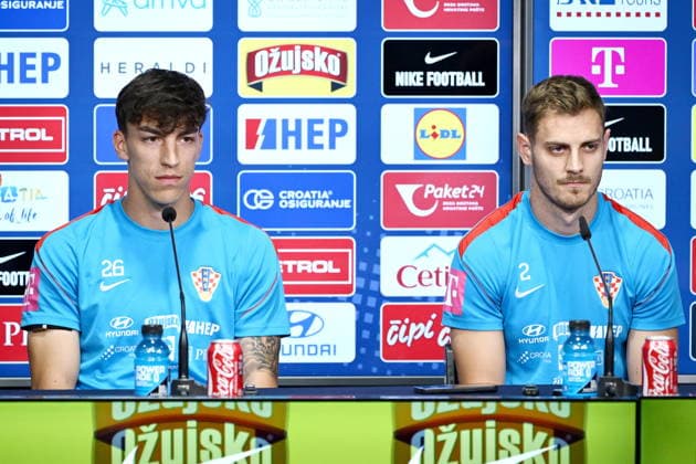Alexandria, USA, 210626. Croatian national football team press conference, PK, Pressekonferenz at the training center of the World Cup base camp, located at the Episcopal Gymnasium. In the photo: Petar Musa, Josip Stanisic. Photo: Boris Kovacev CROPIX Copyright: xxBorisxKovacevx stanisic_musa10-210626