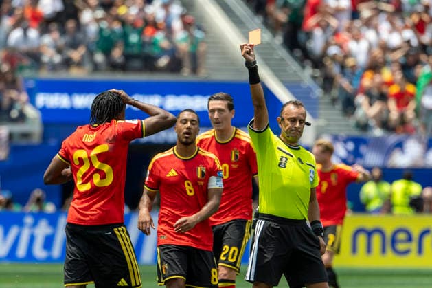 June 21, 2026, Los Angeles, California, USA: The eferee issues a red card to Belgium Nathan Ngoy (25) during the FIFA World Cup, WM, Weltmeisterschaft, Fussball Group G soccer match against the IR Iran at SoFi Stadium in Inglewood, Calif., Sunday, June 21, 2026. Los Angeles USA - ZUMAc68_ 20260621_zaf_c68_033 Copyright: xRingoxChiux