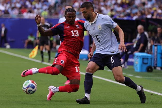 FIFA World Cup, WM, Weltmeisterschaft, Fussball 2026 - Group H - Uruguay vs Cape Verde Sidny Lopes Cabral of Cape Verde (L) in action against Rodrigo Bentancur of Uruguay (R) during the FIFA World Cup 2026 group stage match Uruguay against Cape Verde, in Miami, Florida, USA, 21 June 2026. MIAMI United States  Copyright: xCRISTOBALxHERRERA-ULASHKEVICHx