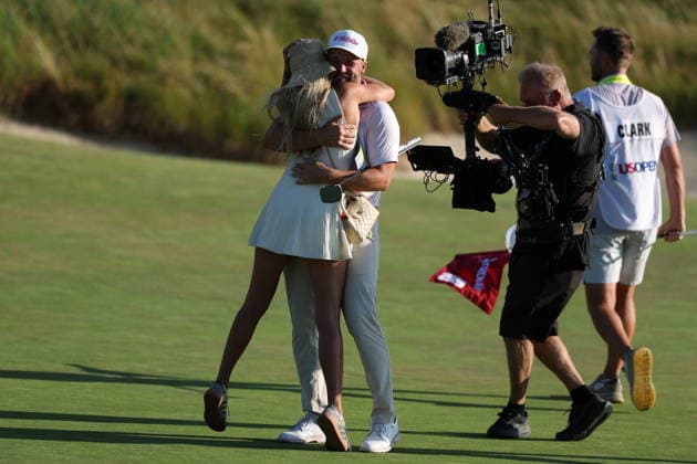 US Open Golf Championship - Round 4 Wyndham Clark of the US embraces his girlfriend Emily Tanner on the 18th hole during the fourth round of the 2026 US Open golf tournament at the Shinnecock Hills Golf Club in Southampton, New York, USA, 21 June 2026. SOUTHAMPTON NEW YORK UNITED STATES  Copyright: xSARAHxYENESELx