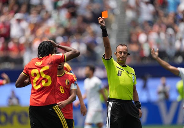 Iran v Belgium - FIFA World Cup, WM, Weltmeisterschaft, Fussball 2026 - Group G LOS ANGELES, CALIFORNIA - JUNE 21: Referee Darío Herrera shows red card to Nathan Ngoy of Belgium during the 2026 FIFA World Cup First Stage Group G match between IR Iran and Belgium at the Los Angeles Stadium (SoFi Stadium) in Inglewood, California, United States on June 21, 2026. Tayfun Coskun Anadolu California United States. Editorial use only. Please get in touch for any other usage.  Copyright: x2026xAnadoluxTayfunxCoskunx
