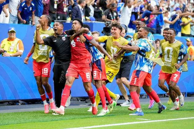 Kevin Pina (Cabo Verde) celebrates after scoring his team s first goal with teammates during the FIFA World Cup, WM, Weltmeisterschaft, Fussball 2026 Group H match between Uruguay and Cabo Verde at Miami Stadium on June 21, 2026 in Miami, United States. (Photo by Alex Gottschalk DeFodi Images) - *** Kevin Pina of Cape Verde celebrates with his teammates after scoring his teams first goal during the 2026 FIFA World Cup Group H match between Uruguay and Cape Verde at Miami Stadium on June 21, 2026, in Miami, United States. Photo by Alex Gottschalk, DeFodi Images,detected_source_language