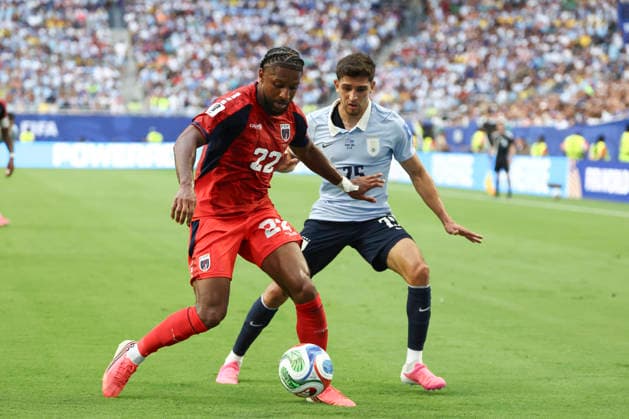 MIAMI GARDENS, FL - JUNE 21: Cape Verde defender Steven Moreira (22) and Uruguay midfielder Juan Manuel Sanabria (25) battle fo rthe ball in the first half during the FIFA World Cup, WM, Weltmeisterschaft, Fussball 2026 game Group H match between Uruguay and Cabo Verde on June 21, 2026 at Miami Stadium in Miami Gardens, FL (Photo by Peter Joneleit Icon Sportswire) SOCCER: JUN 21 FIFA World Cup 26 Group H - Uruguay vs Cabo Verde EDITORIAL USE ONLY Icon260615006