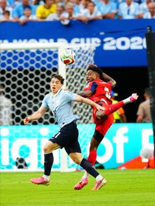 Uruguay v Cape Verde - FIFA World Cup, WM, Weltmeisterschaft, Fussball 2026 - Group H FLORIDA, USA - JUNE 21: Federico Vinas (21) of Uruguay in action against ‘Diney’ Borges (R) of Cape Verde during the 2026 FIFA World Cup First Stage Group H match between Uruguay and Cape Verde at the Hard Rock Stadium (Miami Stadium) in Miami Gardens, Florida, United States on June 21, 2026. Evrim Aydin Anadolu Florida United States. Editorial use only. Please get in touch for any other usage.  Copyright: x2026xAnadoluxEvrimxAydinx