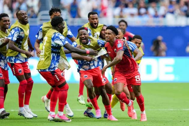 Kevin Pina (Cabo Verde) celebrates after scoring his team s first goal with teammates during the FIFA World Cup, WM, Weltmeisterschaft, Fussball 2026 Group H match between Uruguay and Cabo Verde at Miami Stadium on June 21, 2026 in Miami, United States. (Photo by Alex Gottschalk DeFodi Images) - *** Kevin Pina of Cape Verde celebrates with his teammates after scoring his teams first goal during the 2026 FIFA World Cup Group H match between Uruguay and Cape Verde at Miami Stadium on June 21, 2026, in Miami, United States. Photo by Alex Gottschalk, DeFodi Images,detected_source_language