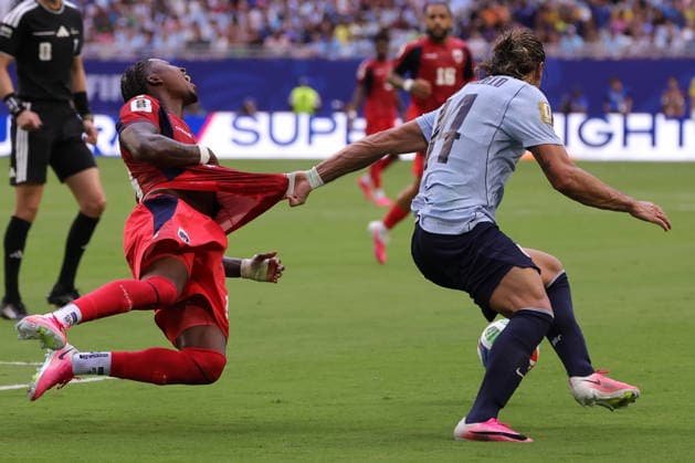 FIFA World Cup, WM, Weltmeisterschaft, Fussball 2026 - Group H - Uruguay vs Cape Verde Sidny Lopes Cabral of Cape Verde (L) in action against Agustin Canobbio of Uruguay (R) during the FIFA World Cup 2026 group stage match Uruguay against Cape Verde, in Miami, Florida, USA, 21 June 2026. MIAMI United States  Copyright: xCRISTOBALxHERRERA-ULASHKEVICHx