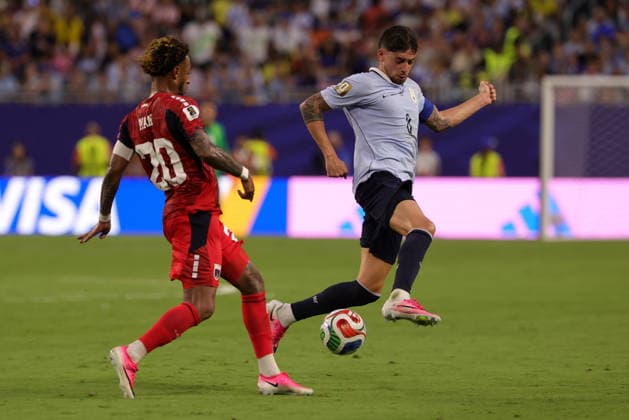 FIFA World Cup, WM, Weltmeisterschaft, Fussball 2026 - Group H - Uruguay vs Cape Verde Ryan Mendes of Cape Verde (L) in action against Federico Valverde of Uruguay (R) during the FIFA World Cup 2026 group stage match Uruguay against Cape Verde, in Miami, Florida, USA, 21 June 2026. MIAMI United States  Copyright: xCRISTOBALxHERRERA-ULASHKEVICHx