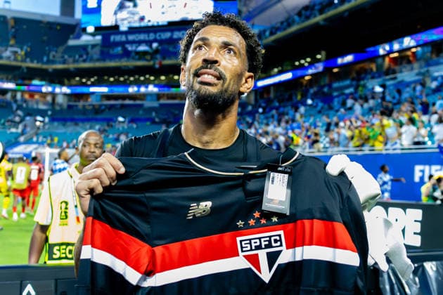 Uruguay vs. Cape Verde MIAMI, FL - 22.06.2026: URUGUAY VS. CAPE VERDE - Goalkeeper Vozinha receives a shirt from Sao Paulo Futebol Clube after the match between Uruguay and Cape Verde, valid for the group stage of the FIFA World Cup, WM, Weltmeisterschaft, Fussball 2026, held at Hard Rock Stadium, in Miami Gardens, Florida, United States, this Sunday (21). (Photo: Danilo Fernandes Fotoarena) x2966776x  DaniloxFernandes